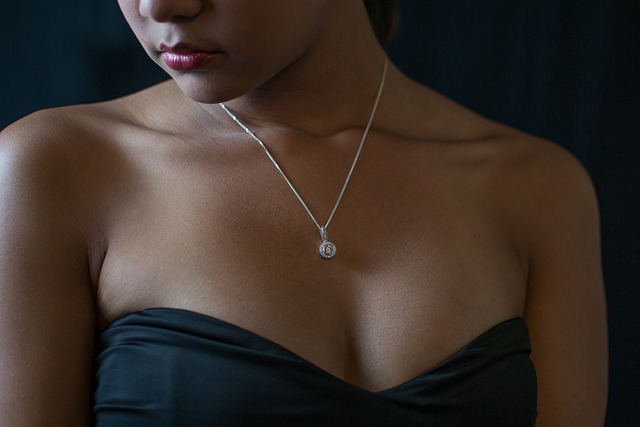 žena a náhrdelník