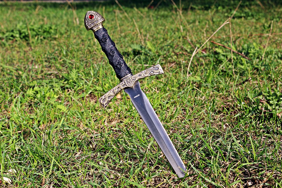 zabodnutý meč